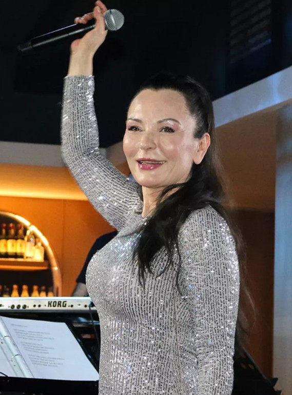 Sibel Alaş şarkısının sözlerini unuttu!